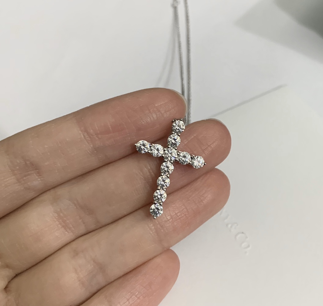 Cross pendant diamonds
