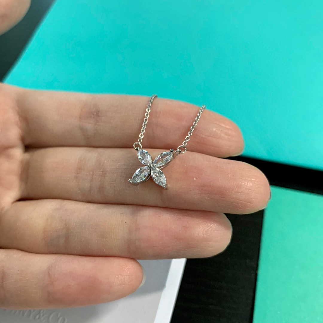 Victoria® pendant diamonds