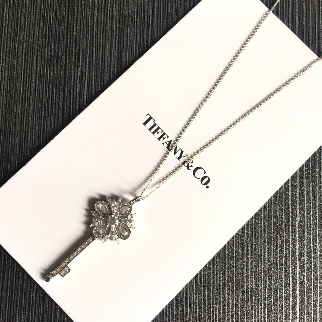 Victoria key pendant diamonds