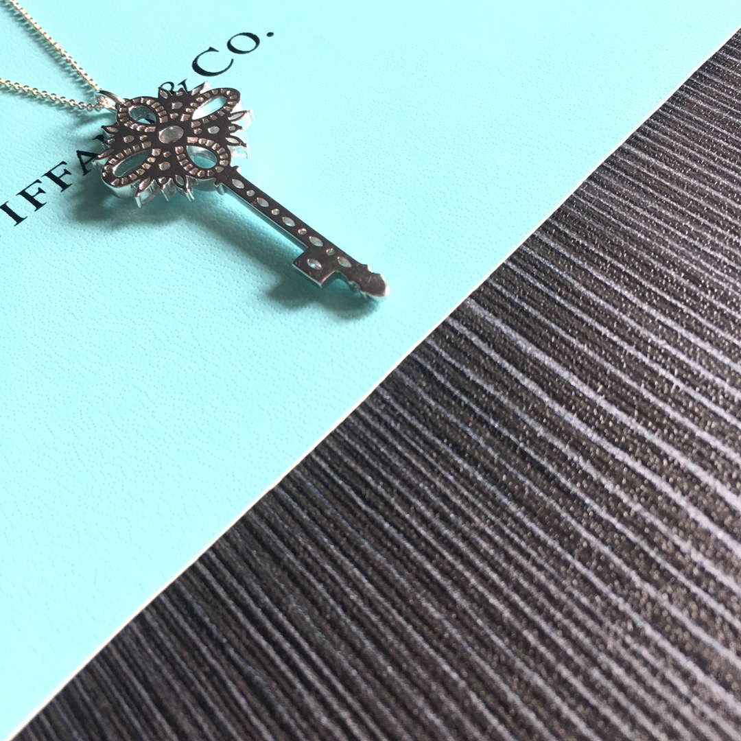 Victoria key pendant diamonds