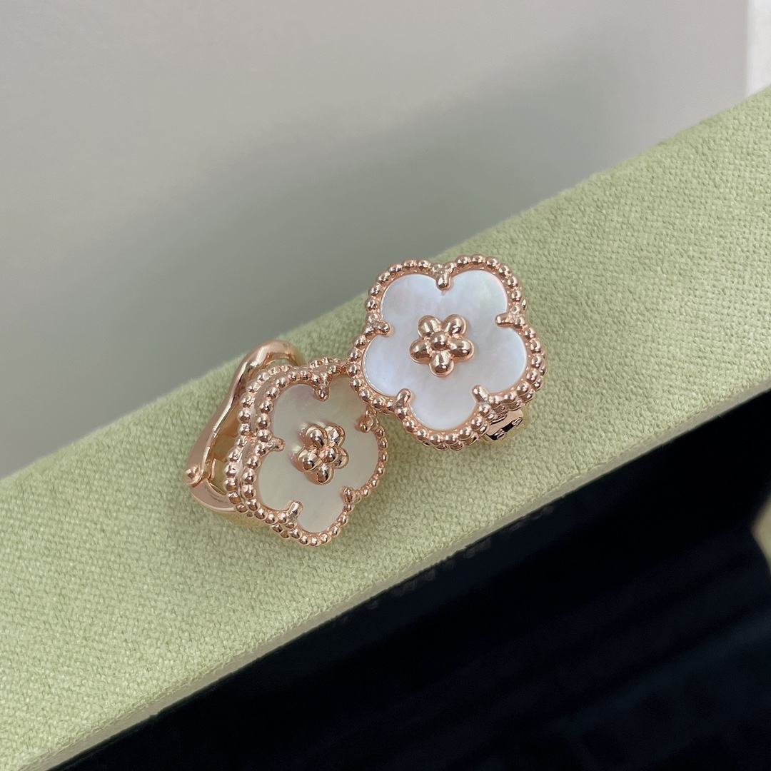 Lucky Spring earrings Plum Blossom