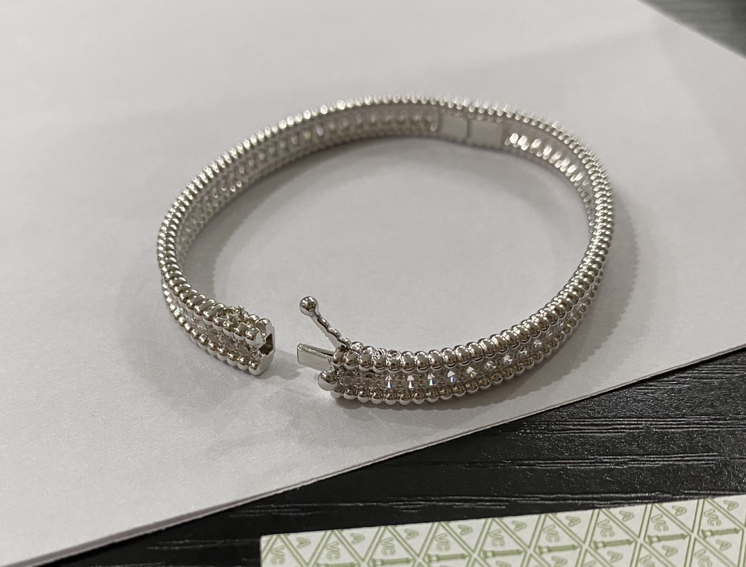 Perlée Diamonds Bracelet 1 Row Medium Model